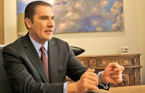 Moreno Valle consigue pase; Elba Esther llega a Puebla