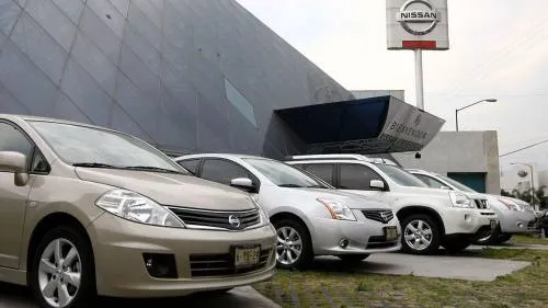 Venta de autos en México sigue en números rojos; Nissan lidera el mercado nacional