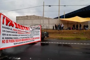 Bloqueo en autopista México-Puebla: Ejidatarios exigen pago de 176 millones de pesos