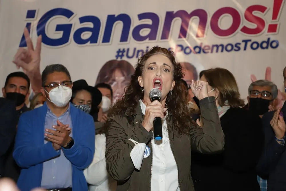 Augusta Díaz de Rivera presume acta que valida su triunfo en el PAN