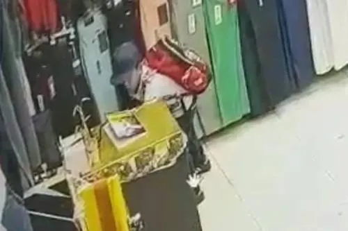 #VIDEO: Niño es captado por cámara  robando celulares en negocio del Centro Histórico