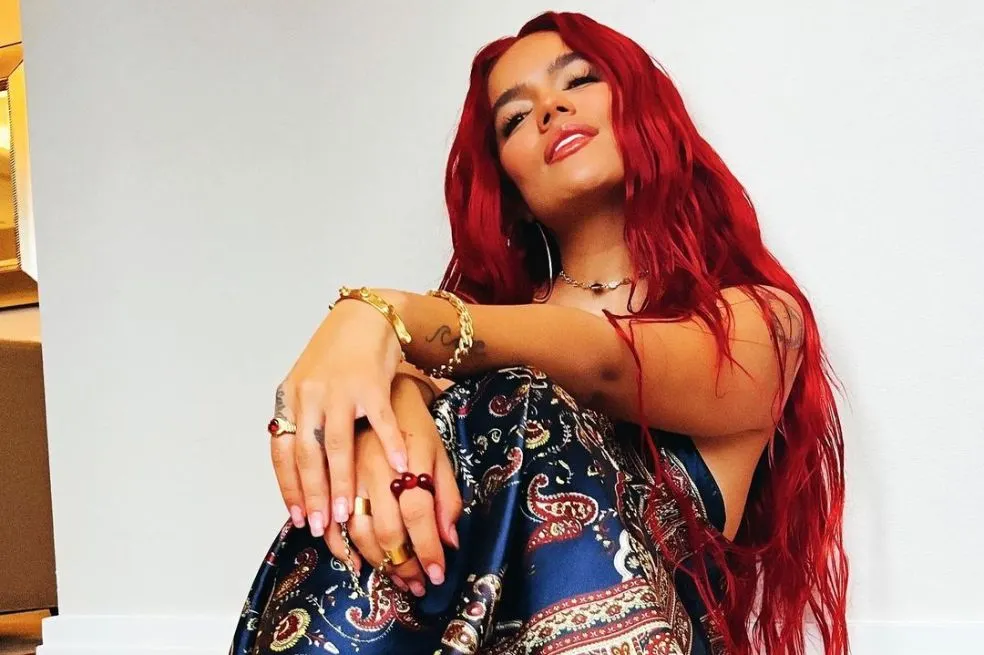 Karol G responde a críticas por lucir su pancita en fotos