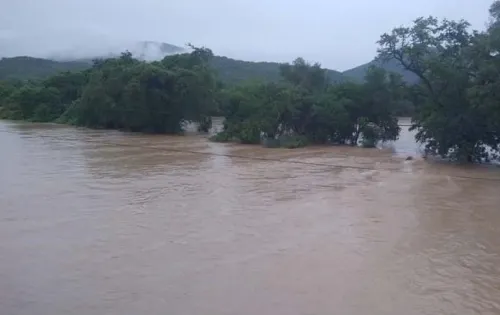 Inicia SDR revisión de daños por desbordamiento de río en Piaxtla y Tecomatlán