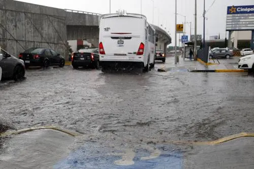 Video: Lluvia provocó inundaciones en inmediaciones del Mercado de Sabores