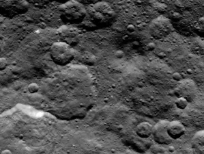 Encuentran materiales básicos para la vida en el planeta Ceres
