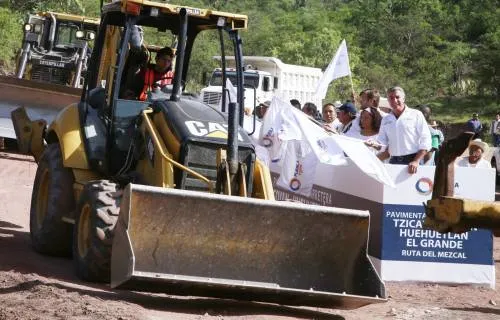 Tony Gali pone en marcha pavimentación de la “Ruta del Mezcal”