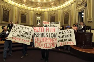 Manifestantes irrumpen en sesión del Congreso