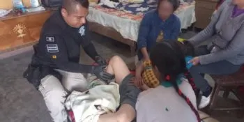 Policías ayudaron a una mujer a dar a luz y recibieron a su bebé, en un domicilio de San Miguel Canoa