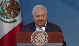 Entre abucheos reciben maestros en Jalisco a Emilio Chuayffet