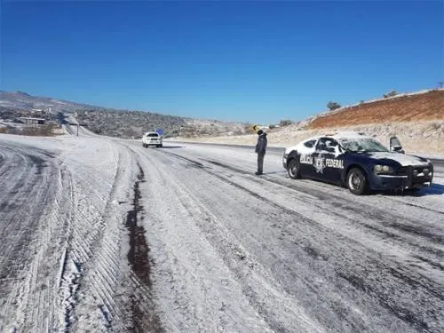 Suspenden vuelos y cierran carreteras por nevadas en Chihuahua