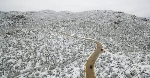 Rescatan a migrante guatemalteco de montaña nevada en Arizona