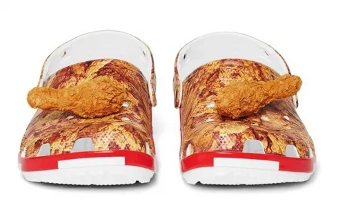 KFC y Crocs lanzan zapatos con estampado de pollo frito