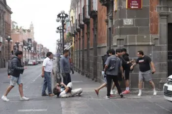 Camarógrafo de un medio de comunicación es agredido por cinco hombres en el centro de Puebla