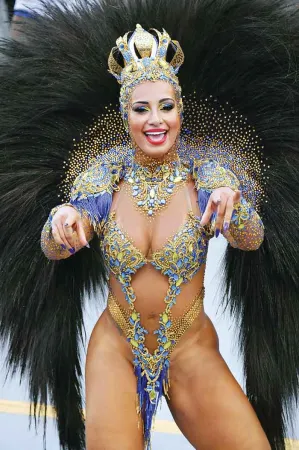 VIDEO: Brasileños relegan la crisis y se entregan al carnaval