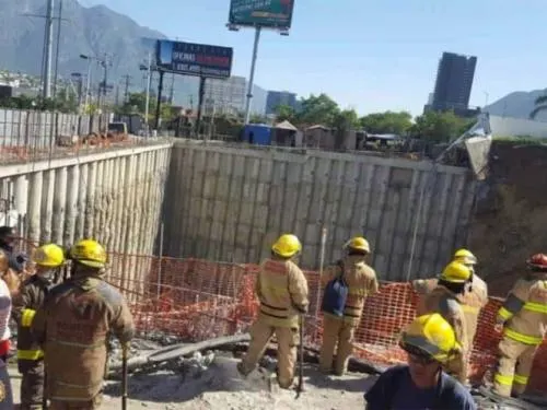 Video: Derrumbe de casas en Monterrey deja dos muertos