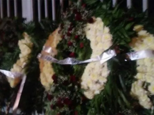 Dejan coronas de flores en sede del PRI en Acapulco