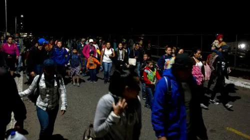 Miles de migrantes hondureños cruzan a México