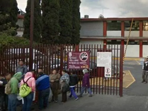 Inspeccionan Vocacional 8 por reporte de paquete explosivo