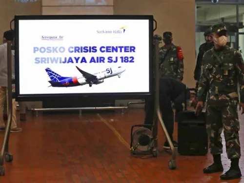 Hallan restos de pasajeros en lugar del accidente aéreo en Indonesia