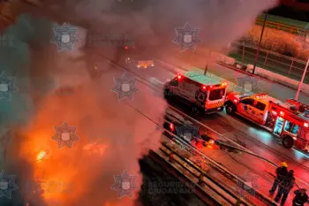 Consume incendio un inmueble donde acumulaban material de reciclaje, en Loma Bella