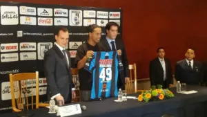 Querétaro presenta oficialmente a Ronaldinho