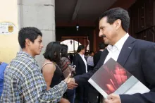 El rector Alfonso Esparza se reúne con alumnos de preparatoria