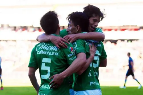 León vapulea a domicilio 4-0 a Querétaro que sigue último