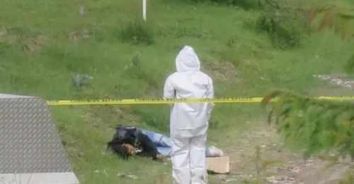 Con narcomensaje, hallan a hombre ejecutado en la carretera Valsequillo