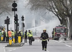 Por incendio en Londres desalojan a 2 mil personas