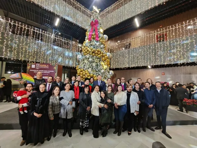 Árbol navideño en nueva sede del Congreso de Puebla