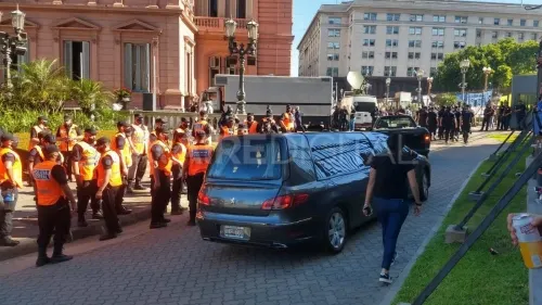 Restos de Diego Maradona llegan al cementerio Jardín de Bella Vista