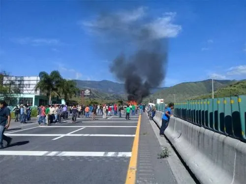 Bloquean la autopista Orizaba-Puebla y queman dos patrullas
