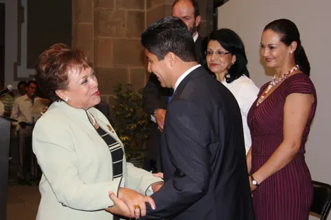 Ayuntamiento entrega premios a ganadores del Sorteo Predial 2012