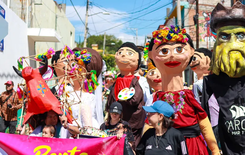 Ariadna Ayala, presidenta municipal de Atlixco, te invita al espectacular desfile de mojigangas