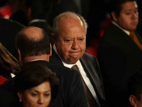 Petroleros expulsan a Carlos Romero Deschamps