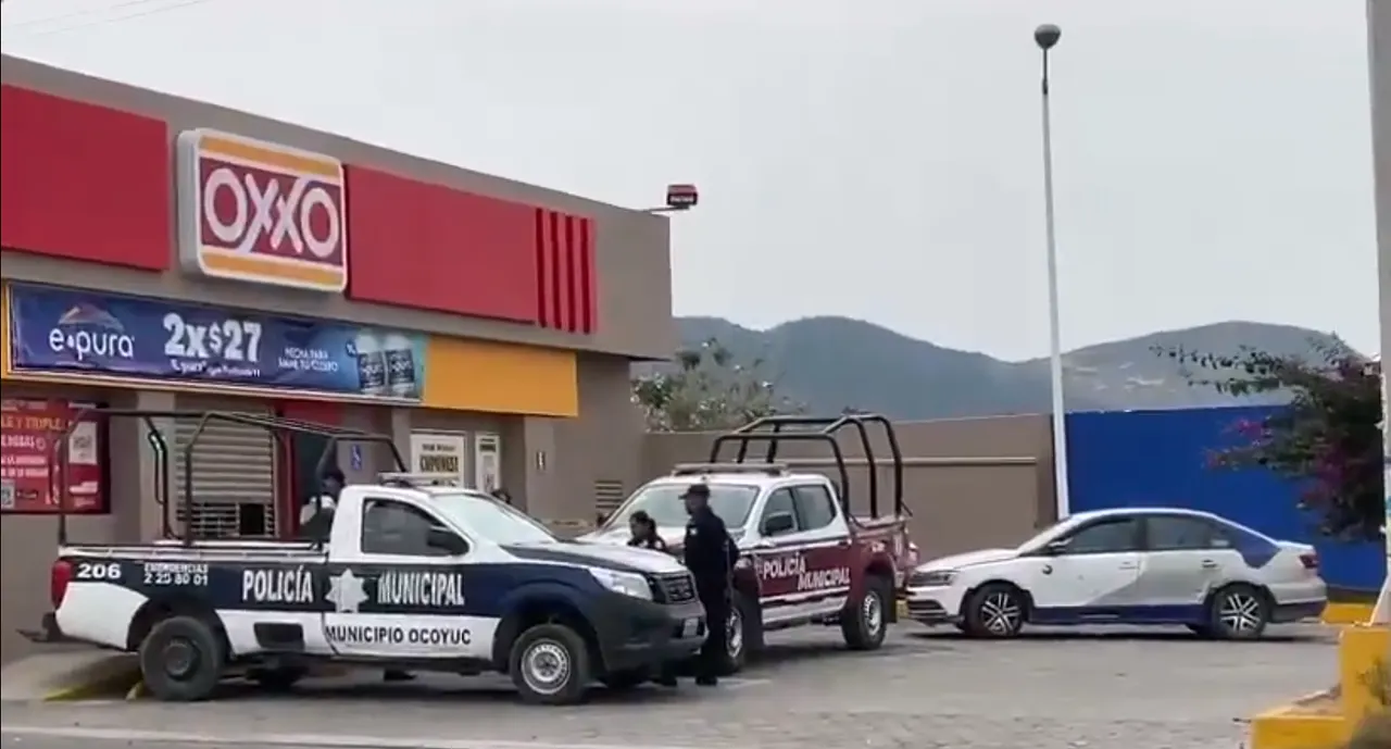 Hombre localizado sin vida en estacionamiento de un Oxxo