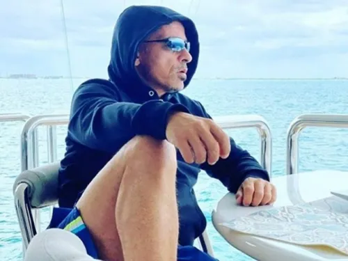 Eros Ramazzoti agrede y da codazo a fan mexicana en el aeropuerto