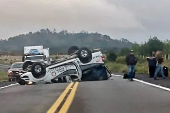 Volcadura de patrulla de la Policía Auxiliar en Zacatlán deja 13 agentes lesionados