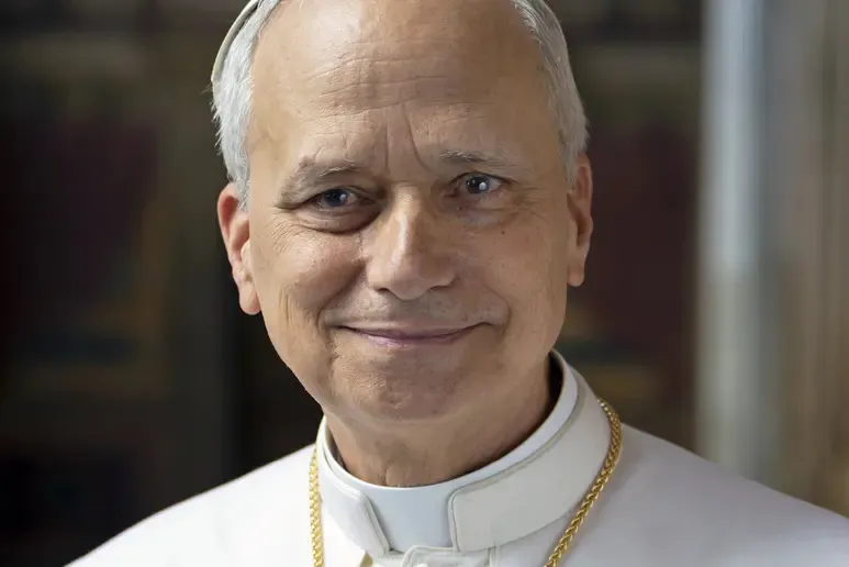 Presentan imagen oficial del papa León XIV con cruz relicario de santos agustinos