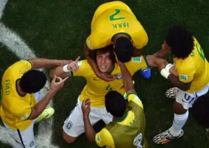 Brasil decepciona, pero avanza a Cuartos