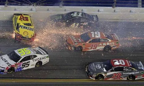 Aparatoso accidente en la NASCAR