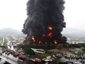 Petróleos de Venezuela reporta incendio causado por rayo