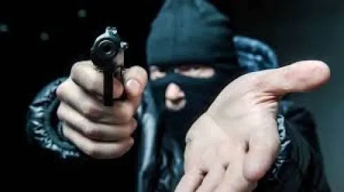 Asaltantes a bordo de un Sentra roban 45 mil pesos a una pareja