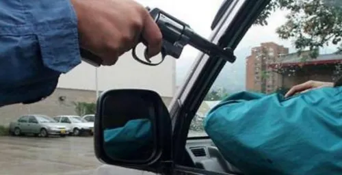 Delincuentes roban tráiler y se llevan al chofer, en Finsa