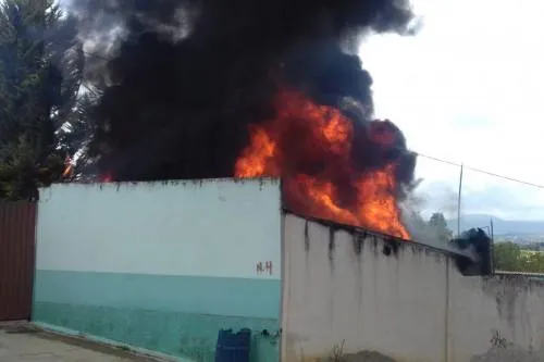 Arde bodega con más de 2 mil litros de aguardiente en Hidalgo