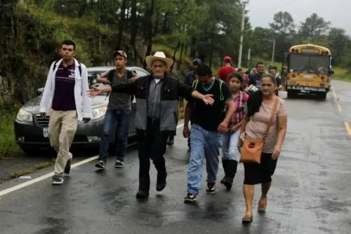 Integrantes de caravana de migrantes hondureña comienzan a entrar a México