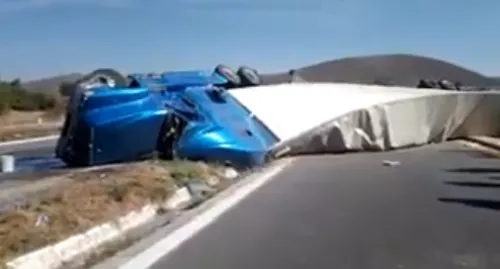 Video: Volcadura de un tráiler en la carretera Tehuacán-Huajuapan