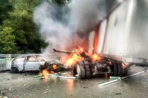 Fuerte choque deja un tráiler calcinado en la autopista México-Puebla