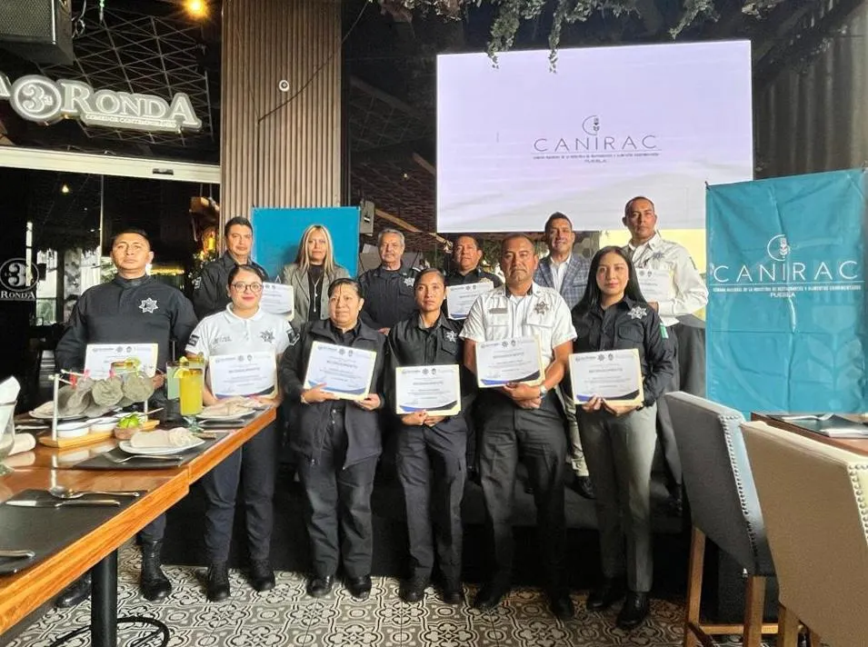 Reconocen a 12 policías