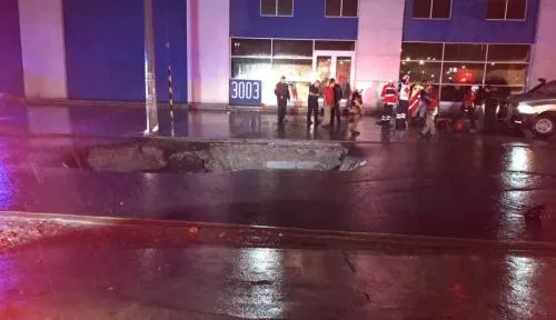 Muere una persona tras caer a socavón en Monterrey, Nuevo León
